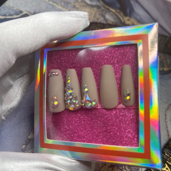 Tan press on nails with crystal - Picture 3 of 4